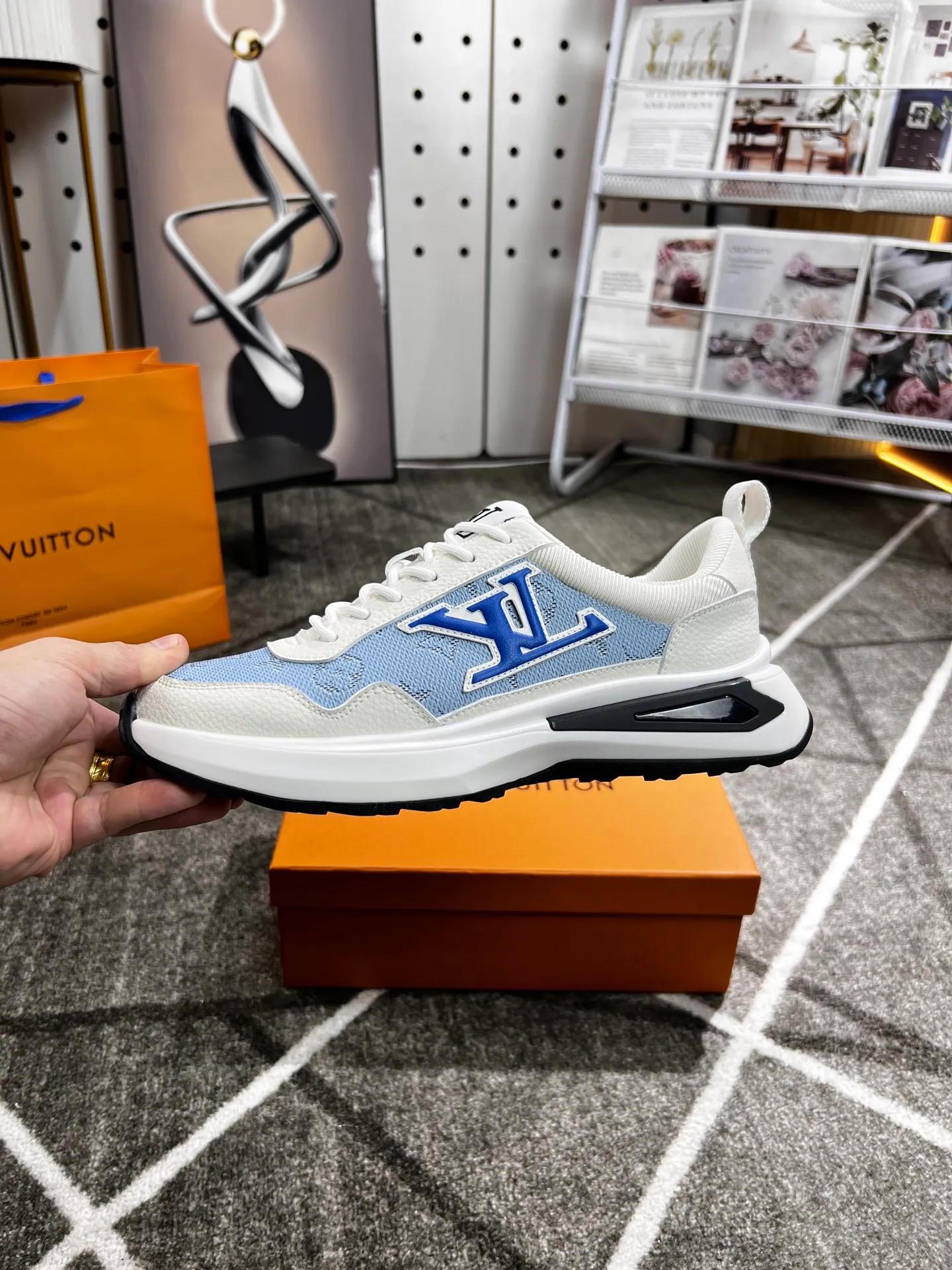 Factory price: 438 💰 LV new casual men's shoes 👉 👉 Fashionable and versatile, 💞 simple and elegant style, 🔊 made of imported cowhide, ☑️ breathable mesh lining, sheepskin feet, original wear-resistant rubber outsole, exclusive new style, actual shot, three colors available, code number: 38-44, (45 can be customized)